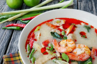 Yakın karides karides ve limon çim baharatlı çorba mantar, Tom Yum Kung arıyor ünlü Tayland gıda
