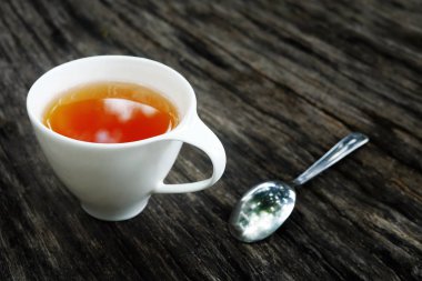 Fincan çay ve kaşık ahşap arka plan ve kopya alanı 