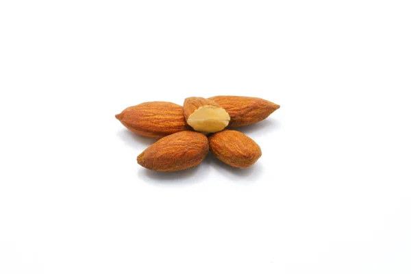 Groupe d'amandes rôties isolées sur fond blanc — Photo