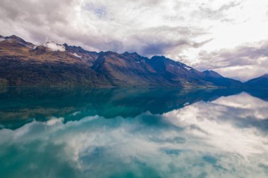 Dağ ve yansıma lake görünümü noktası Glenorchy, South Island Yeni Zelanda için yolda