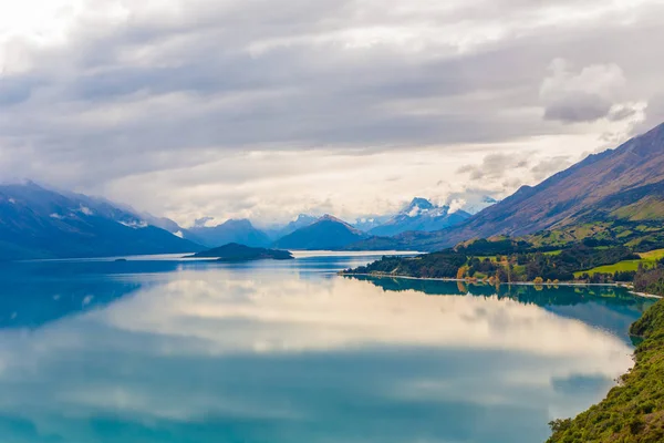 Montanha e reflexão lago do ponto de vista no caminho para Glenorchy, ilha sul da Nova Zelândia — Fotografia de Stock