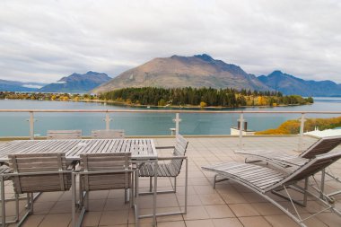 Göl ve dağların Queenstown, Yeni Zelanda Panorama görünümünü sonbahar yaprakları