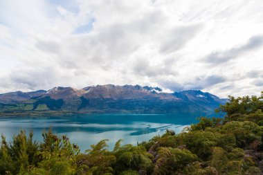Dağ ve yansıma lake görünümü noktadan sonra yol Glenorchy, Yeni Zelanda