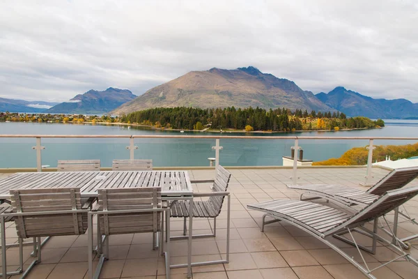 Panorama vista das folhas de outono lago e montanhas em Queenstown, Nova Zelândia — Fotografia de Stock