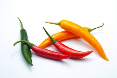 Beyaz arka plan üzerinde sarı renkli biber biber izole kırmızı yeşil