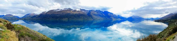 Montaña & lago de reflexión desde el punto de vista en el camino a Glenorchy, Nueva Zelanda — Foto de Stock