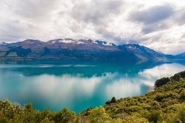Dağ ve yansıma lake görünümü noktadan sonra yol Glenorchy, Yeni Zelanda