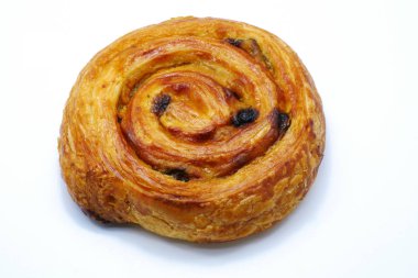 Beyaz arka plan üzerinde izole tatlı Danimarka kuru üzüm