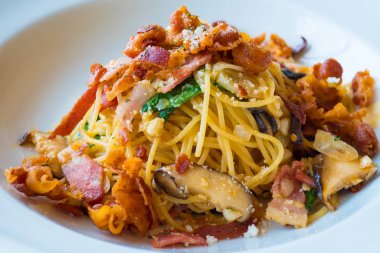 Spagetti mantar, pastırma, sarımsak, peynir ve kurutulmuş biber ile kapatmak 