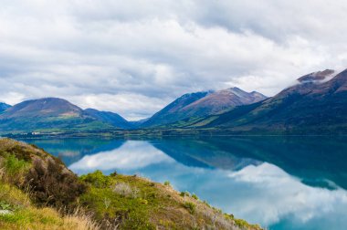 Dağ ve yansıma lake görünümü noktadan sonra yol Glenorchy, Yeni Zelanda