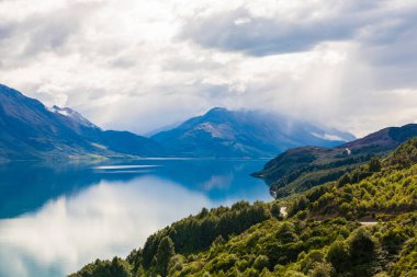 Dağ ve yansıma lake görünümü noktadan sonra yol Glenorchy, Yeni Zelanda