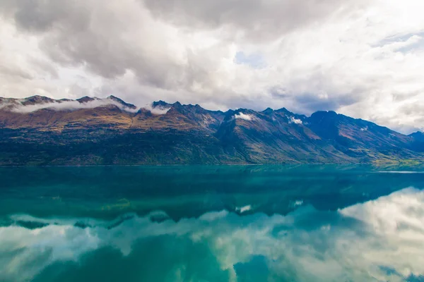 Montanha e reflexão lago do ponto de vista no caminho para Glenorchy, Nova Zelândia — Fotografia de Stock