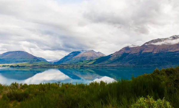 Góra idealna reflection jezioro z punktu widzenia na drodze do Glenorchy, Nowa Zelandia — Zdjęcie stockowe