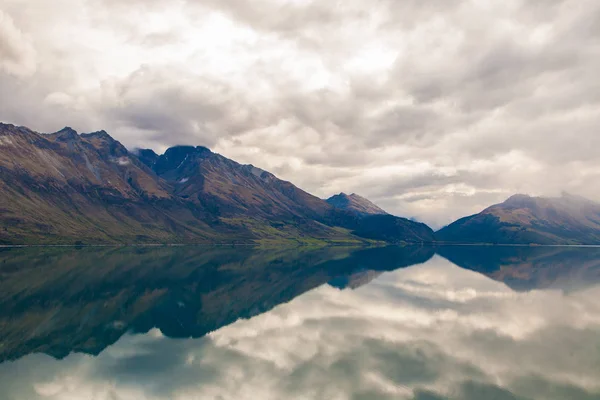 Berg & reflectie meer vanuit oogpunt op de weg naar Glenorchy, New Zealand — Stockfoto