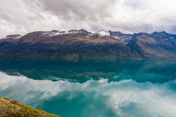 Montanha e reflexão lago do ponto de vista no caminho para Glenorchy, Nova Zelândia — Fotografia de Stock