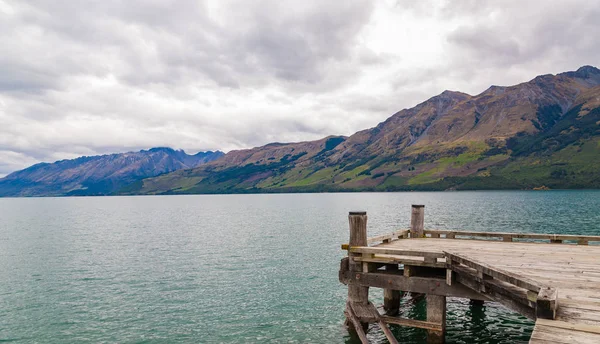 Drewna most i jezioro w Glenorchy, Nowa Zelandia — Zdjęcie stockowe