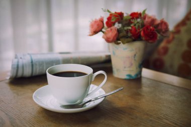 Kahve gazete sabah sıcak ton tablo ile