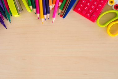 Başa okul Kırtasiye Aksesuar ahşap arka plan üzerinde üst görüntülemek düz