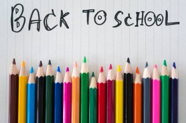 Kağıt arka plan üzerinde okul Kırtasiye aksesuarlar için geri üst görüntülemek düz