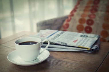 Kahve gazete sabah sıcak ton tablo ile