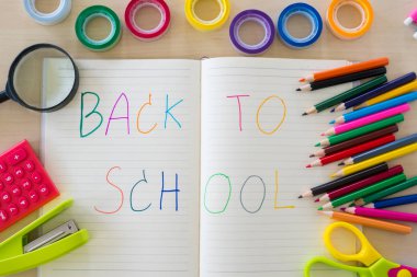 Geri okul Kırtasiye aksesuarlar, ahşap zemin, üstten görünüm