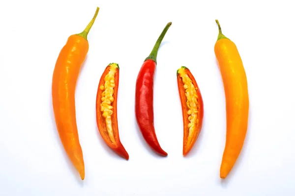 Stäng upp skivad röda och orange chili peppar vit isolerade — Stockfoto