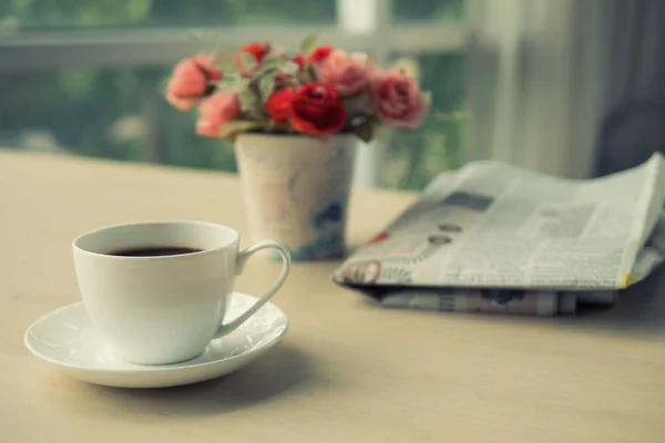 Tasse Kaffee mit Zeitung am Morgen auf dem Tisch, warmer Ton — Stockfoto