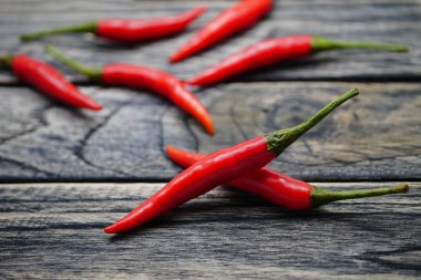 Ahşap arka plan üzerinde izole kırmızı kuş göz biber biber 