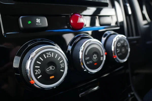 Fechar detalhes do console de carro com controle de ar condicionado Imagem De Stock