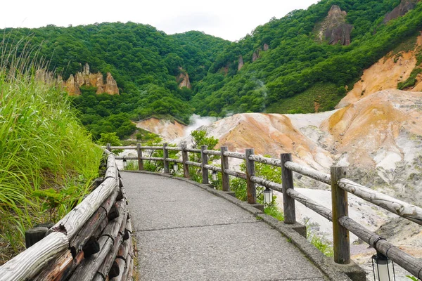 Vale do inferno Jigokudani em Noboribetsu, Hokkaido mais famosa fonte termal onsen resort Imagem De Stock