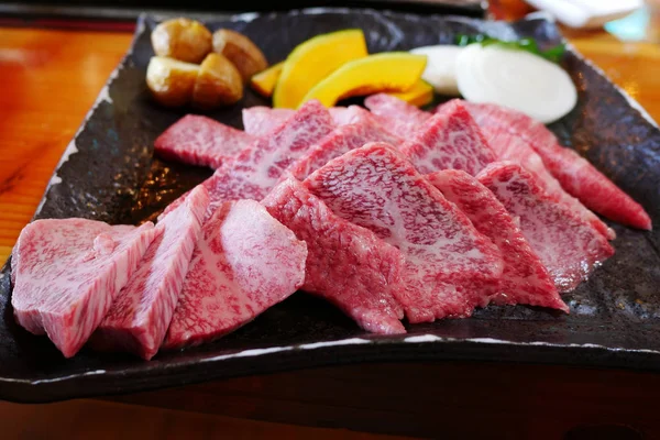 Close up wagyu kalbi carne no prato no churrasco, restaurante buffet de churrasqueira yakiniku Imagens Royalty-Free