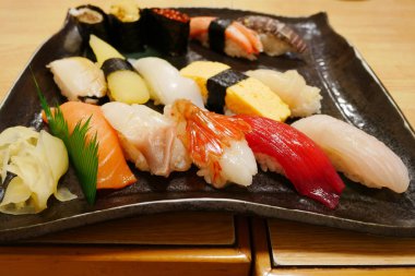 Sashimi suşi Japon restoranında siyah plaka üzerinde ayarla yakın çekim