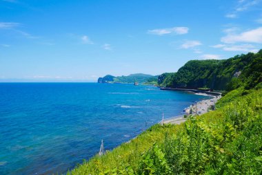 Güzel arka plan manzara sahil yolunu mavi gökyüzü güneşli gün Otaru, Japonya Hokkaido yolu ile