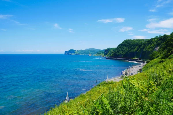 Belo fundo estrada à beira-mar cênica com céu azul dia ensolarado o caminho para Otaru, Hokkaido Japão Imagem De Stock