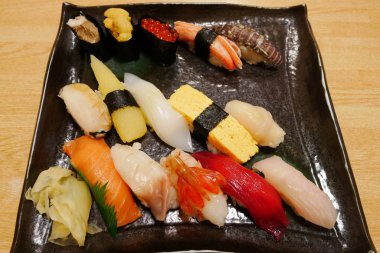 Otaru Japon restoranında siyah plaka üzerinde ayarla lüks sashimi suşi yakın çekim