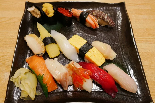 Otaru Japon restoranında siyah plaka üzerinde ayarla lüks sashimi suşi yakın çekim