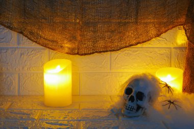 Cadılar Bayramı dekorasyon, mumlar ve kafatası duvar arka plan üzerinde