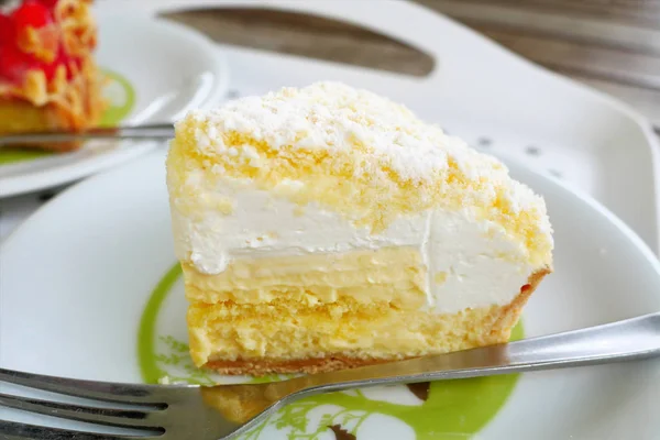 Крупним планом японський свіжий сирний торт на фоні білої тарілки . — стокове фото