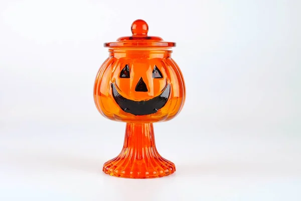 Vase en verre citrouille pour décoration halloween isolé sur fond blanc — Photo