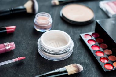 Siyah ahşap arka plan kavramı, güzellik, stil ruj makyaj ve kozmetik farklı tonları için Araçlar