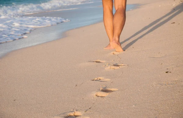 Primo piano di un uomo piedi nudi che cammina su una spiaggia al tramonto , — Foto Stock