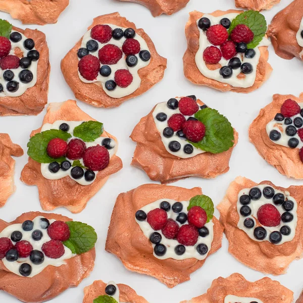 Pavlova dessert with raspberries and blueberries — Stock Photo, Image