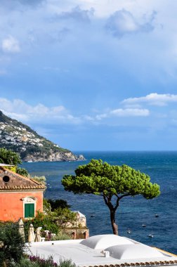Positano, İtalya'nın kıyısında çam