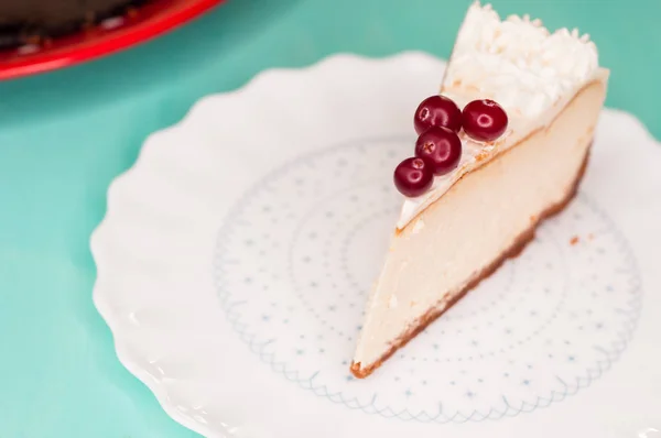 Delicado pastel de queso con arándanos, crema batida — Foto de Stock