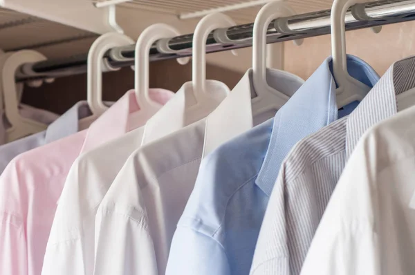 Camisas planchadas en el armario — Foto de Stock