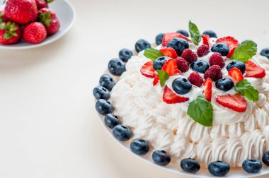 Pavlova beze pasta krem ve beyaz arka plan üzerinde izole çilek ile