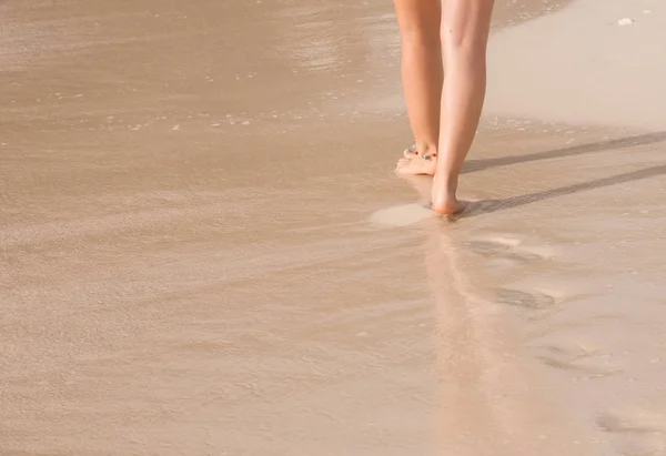 Fötter, promenad längs stranden, fötter — Stockfoto