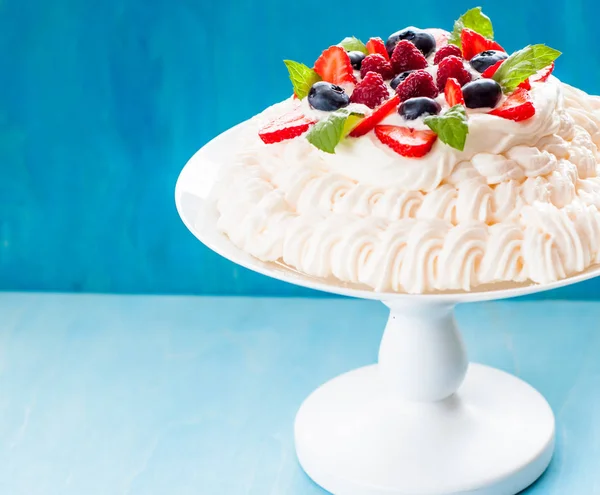 Pavlova: Meringue geranselde room en verse bessen — Stockfoto