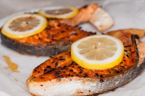 Filetes de salmón a la parrilla — Foto de Stock