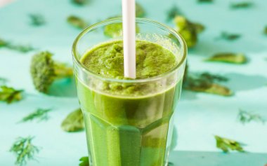 Smoothies brokoli, ıspanak, bitkisel diyet, detoksifikasyon kavramı